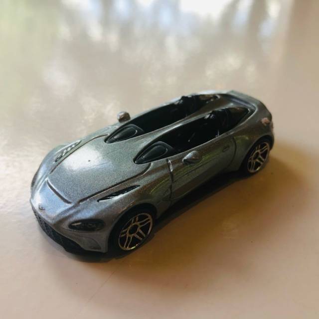 HL Aston Martin V12 Speeder GRX58 Silver 202...