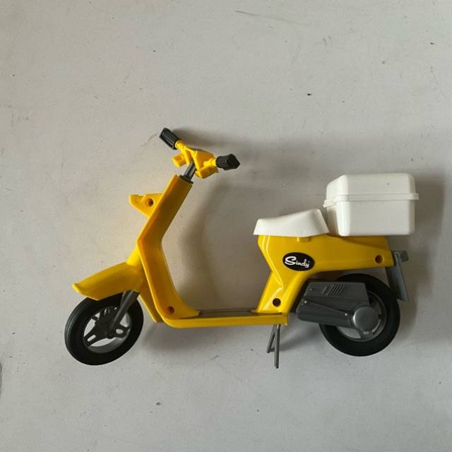 Sindy Scooter Moped Motorbike - Yellow (PAM)