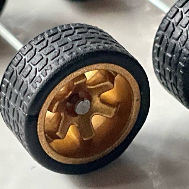 Custom Tread Tyres Axle Set (Gold Colour 6 S...