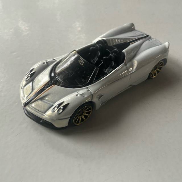 HL ‘17 Pagani Huayra Roadster White DTW86...