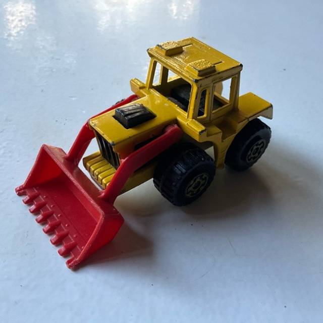 MB SUPERFAST TRACTOR SHOVEL Yellow and Red N...