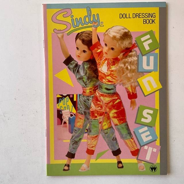 Sindy DOLL DRESSING BOOK (FUN SET ) World 1985