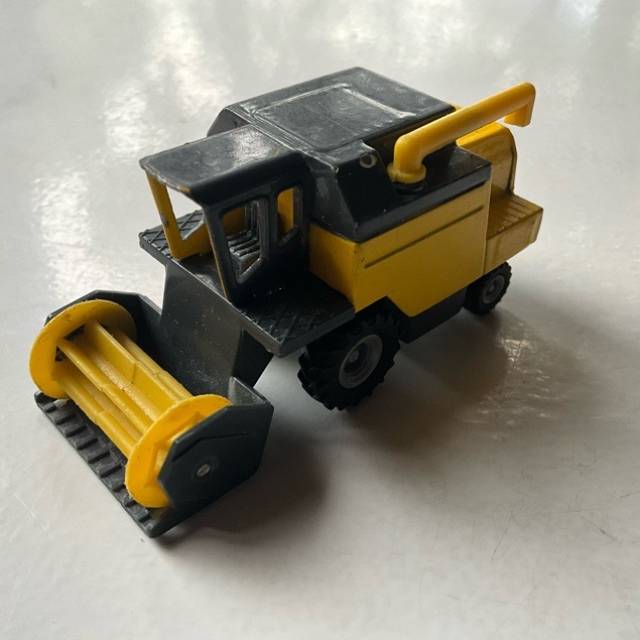 Siku - Harvester Yellow 1024