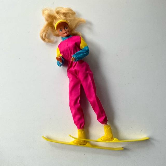 Barbie w Winter Snow hat, Ski Suit, Boots, S...