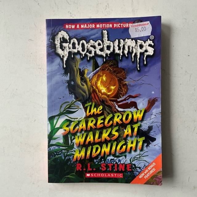 Goosebumps R L STINE The SCARECROW WALKS AT...