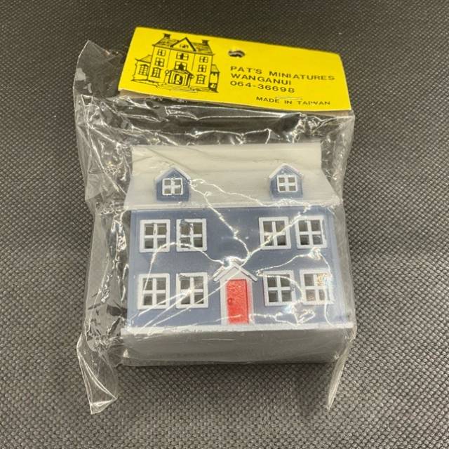 PAT’S MINIATURES DOLLS HOUSE