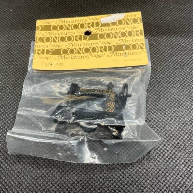 Miniatures CONCORD Singer Sewing Machine