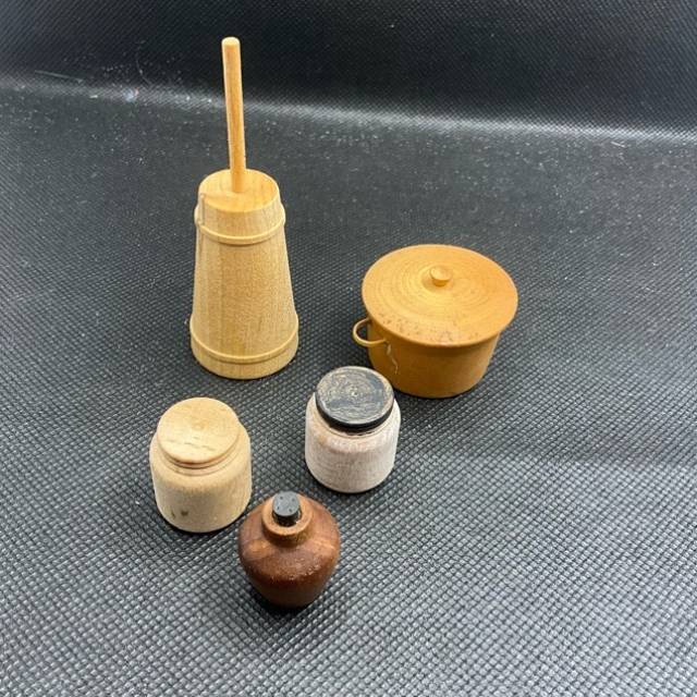 Miniature Dolls House Wooden Pot and Contain...