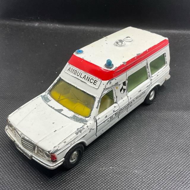Corgi 136 Scale C406-10 - Mercedes Ambulance...