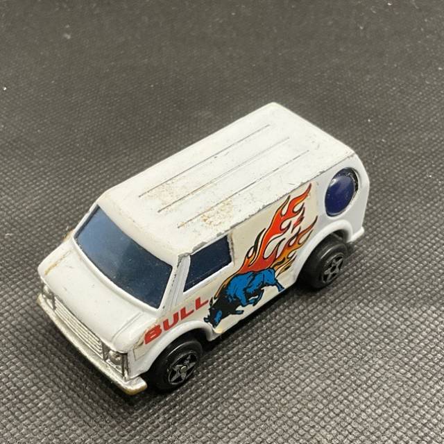 YATMING White Bedford Summer Van, BULL