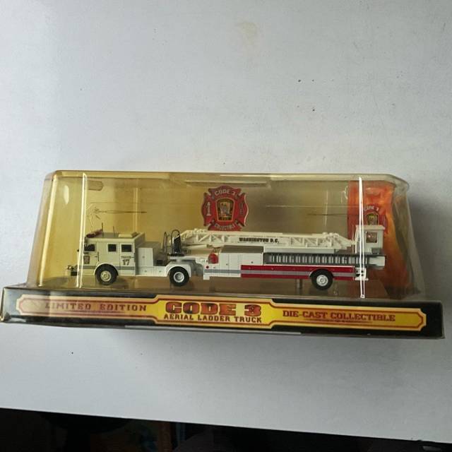 CODE 3 COLLECTIBLES 1:64 SEAGRAVE TDA LADDER...