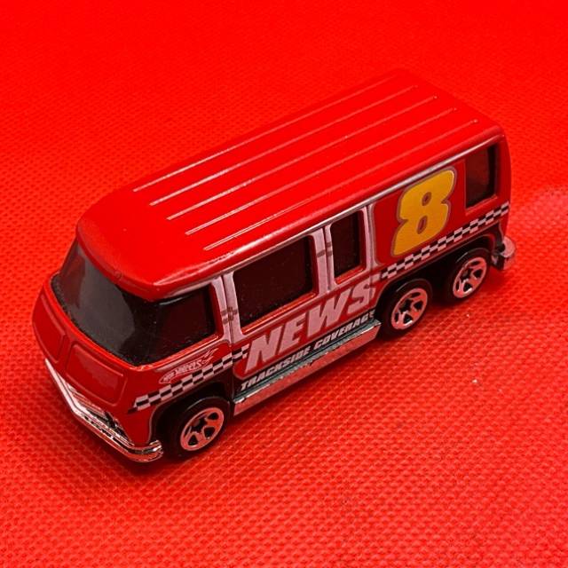 HL GMC Motorhome Red 8 News Trackside Covera...