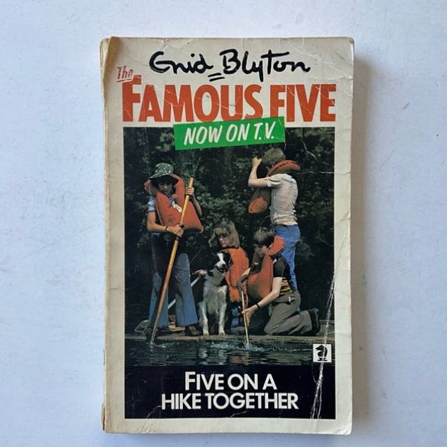 Enid Blyton The FAMOUS FIVE No 10 FIVE ON A...