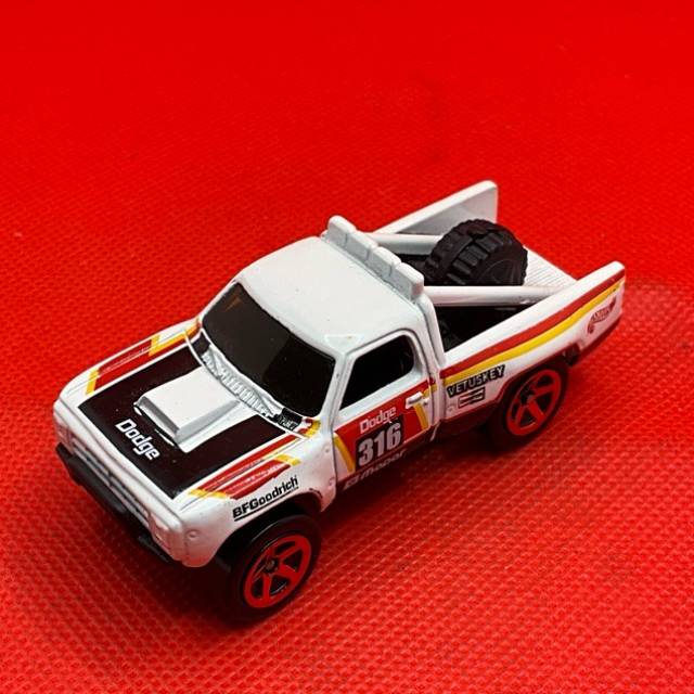 HL White 87 DODGE D100 MOPAR FJV65 2018 Mala...