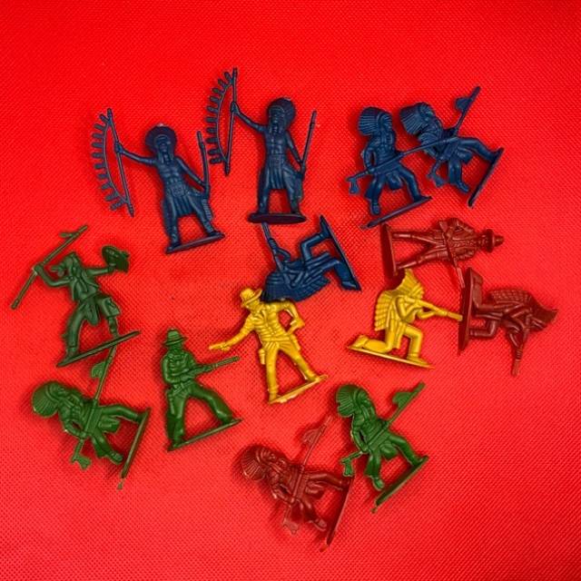 Plastic Army Men Cow Boys and Indians x 14